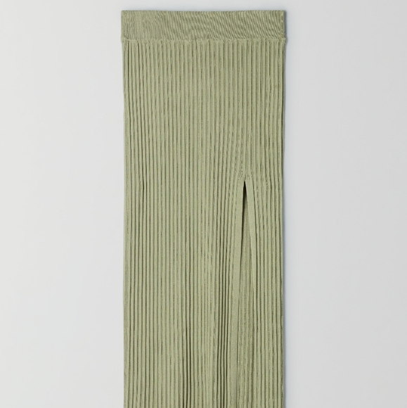 - Green top and skirt set - Picture 2 of 5